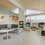 3 Bedroom Ocean Front In * イェリング